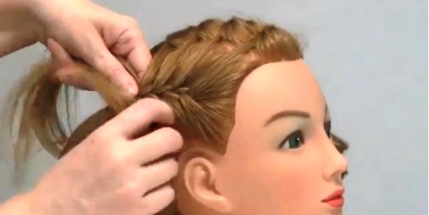 Видео: Плетение кос. Создание можной прически с плетением